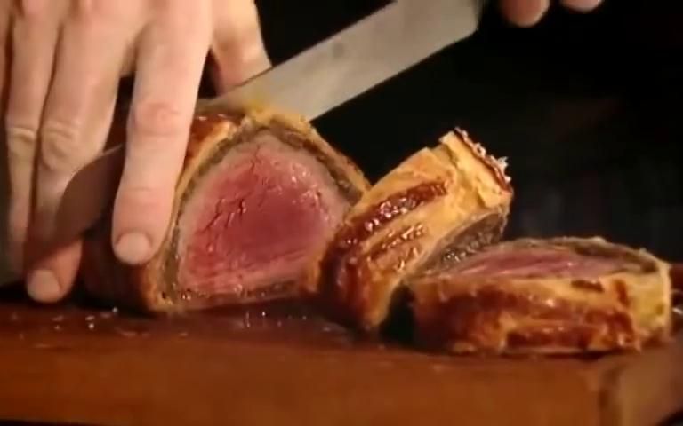 【美食快递】Gordon Ramsey New Beef Wellington牛肉筒,汁还蛮多的get哔哩哔哩bilibili