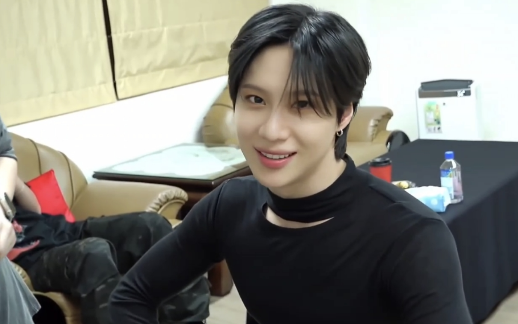 李泰民准备捉弄人时小表情就这样