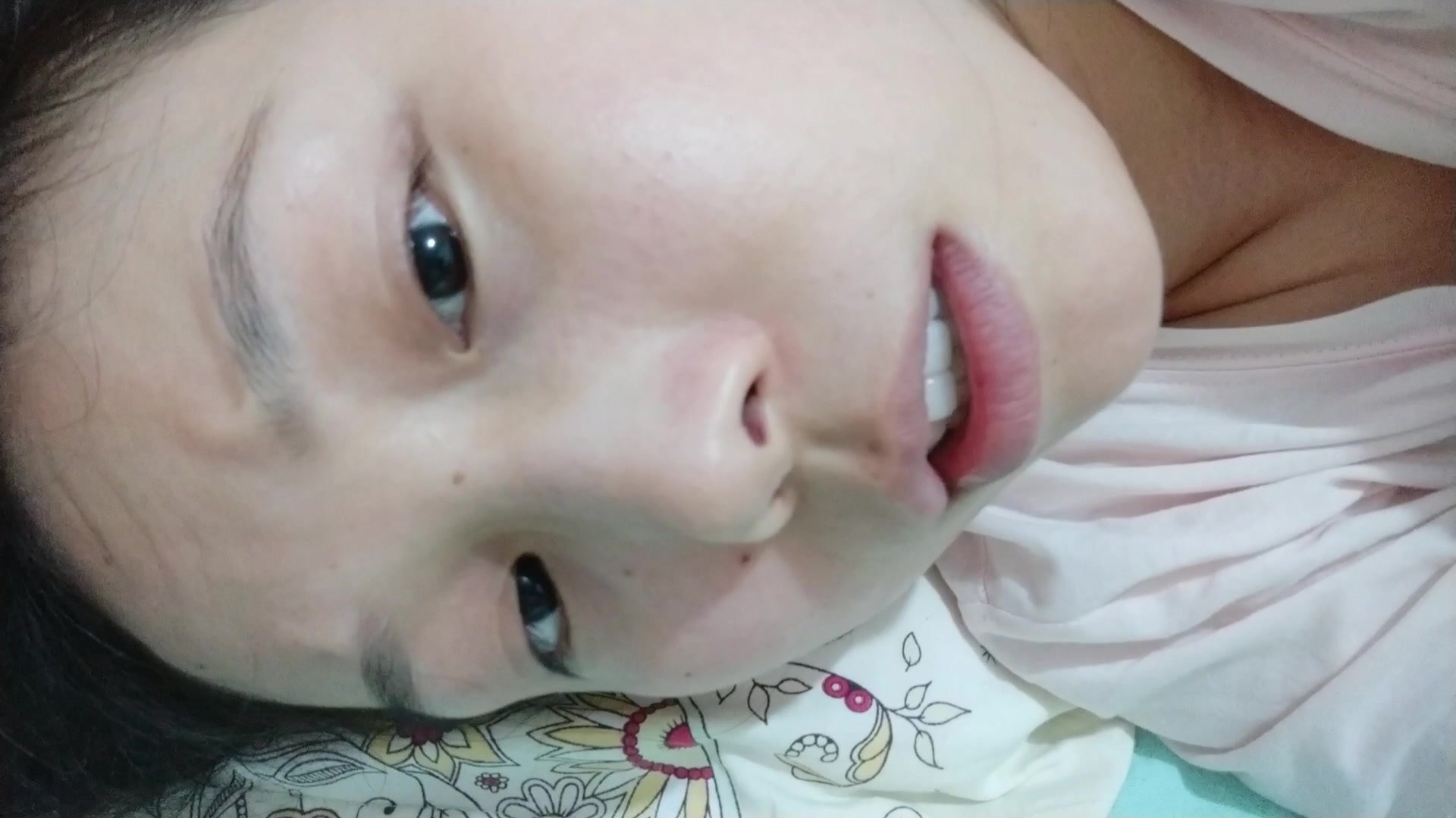 素颜奔三少女,用抬头纹演唱《牛仔很忙》