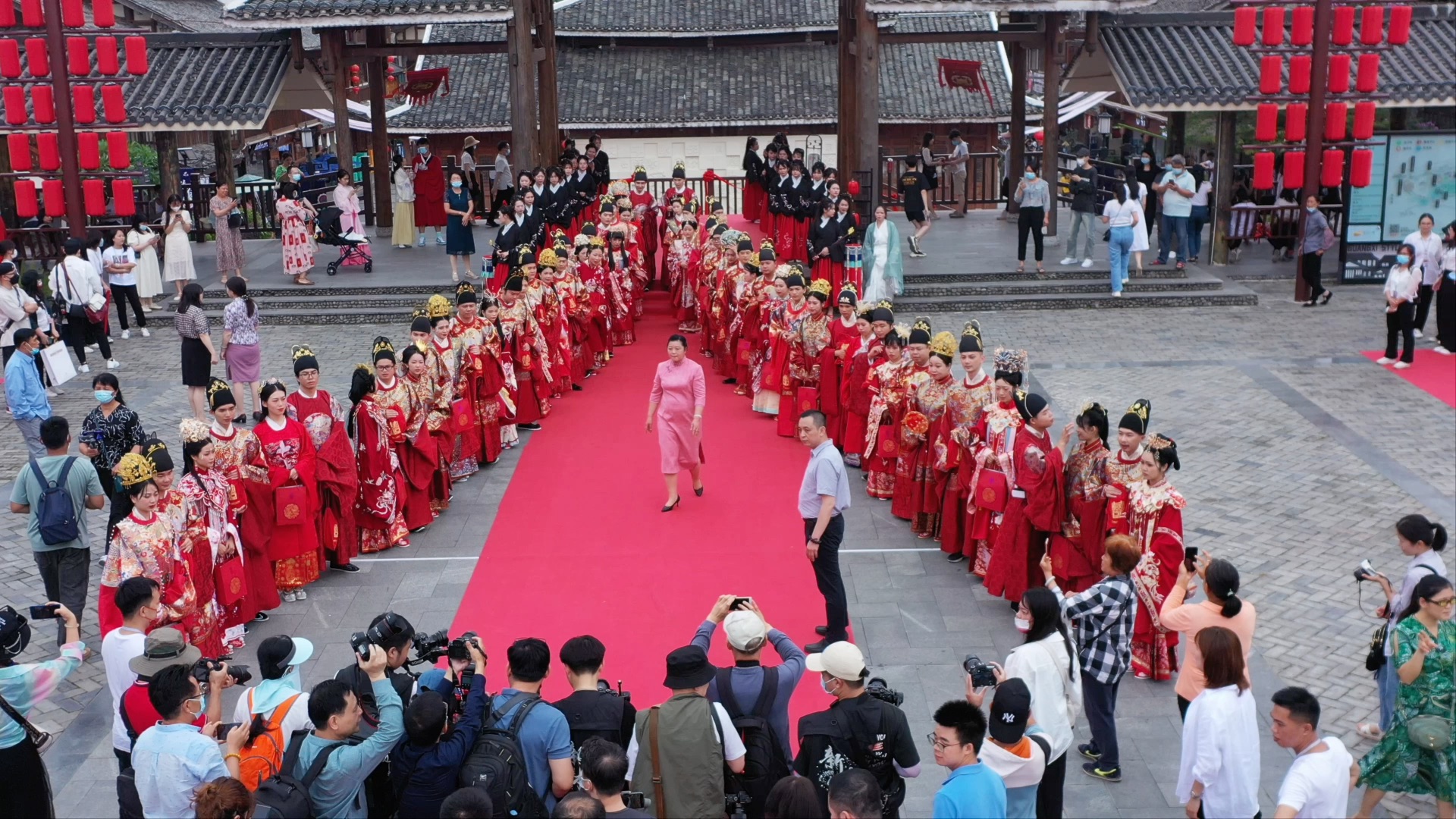 [图]放眼全国目前来讲这么大的汉服婚礼现场也许只有我们广西办得倒了、传承传统文化，抵制西方、日本文化入侵，我们中国红才是YYDS