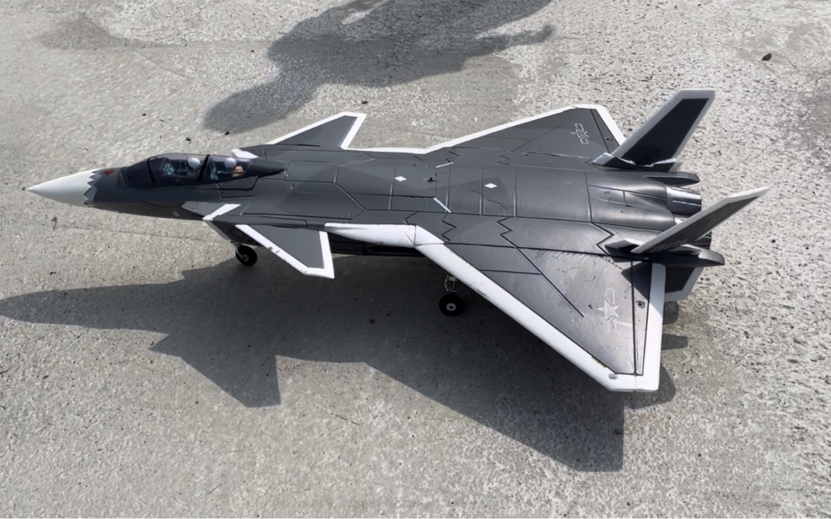 一江桥宇飞歼20s首飞