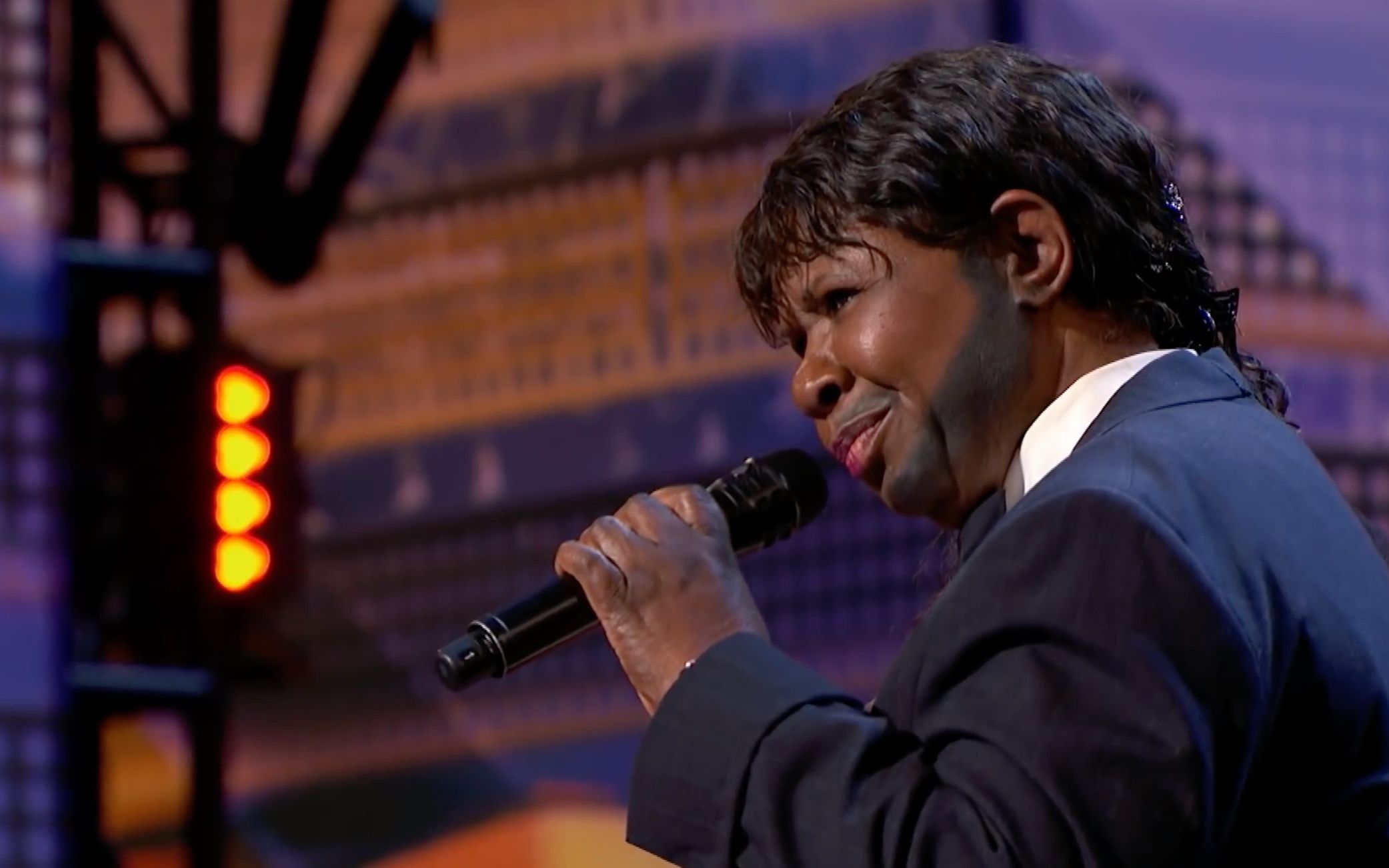 2019美国达人秀这个63岁的大妈谁能想到她会这样唱歌