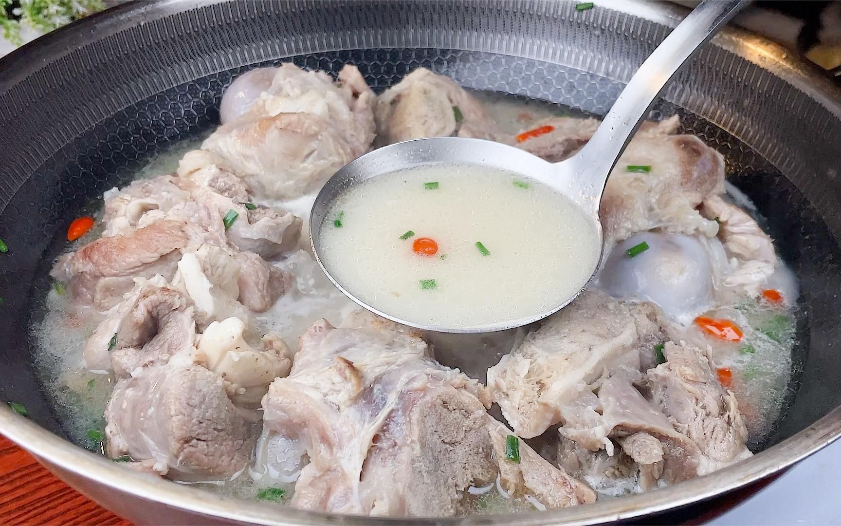 炖大骨头汤,切记别直接下锅炖,教你正确做法,汤鲜味美又浓又白