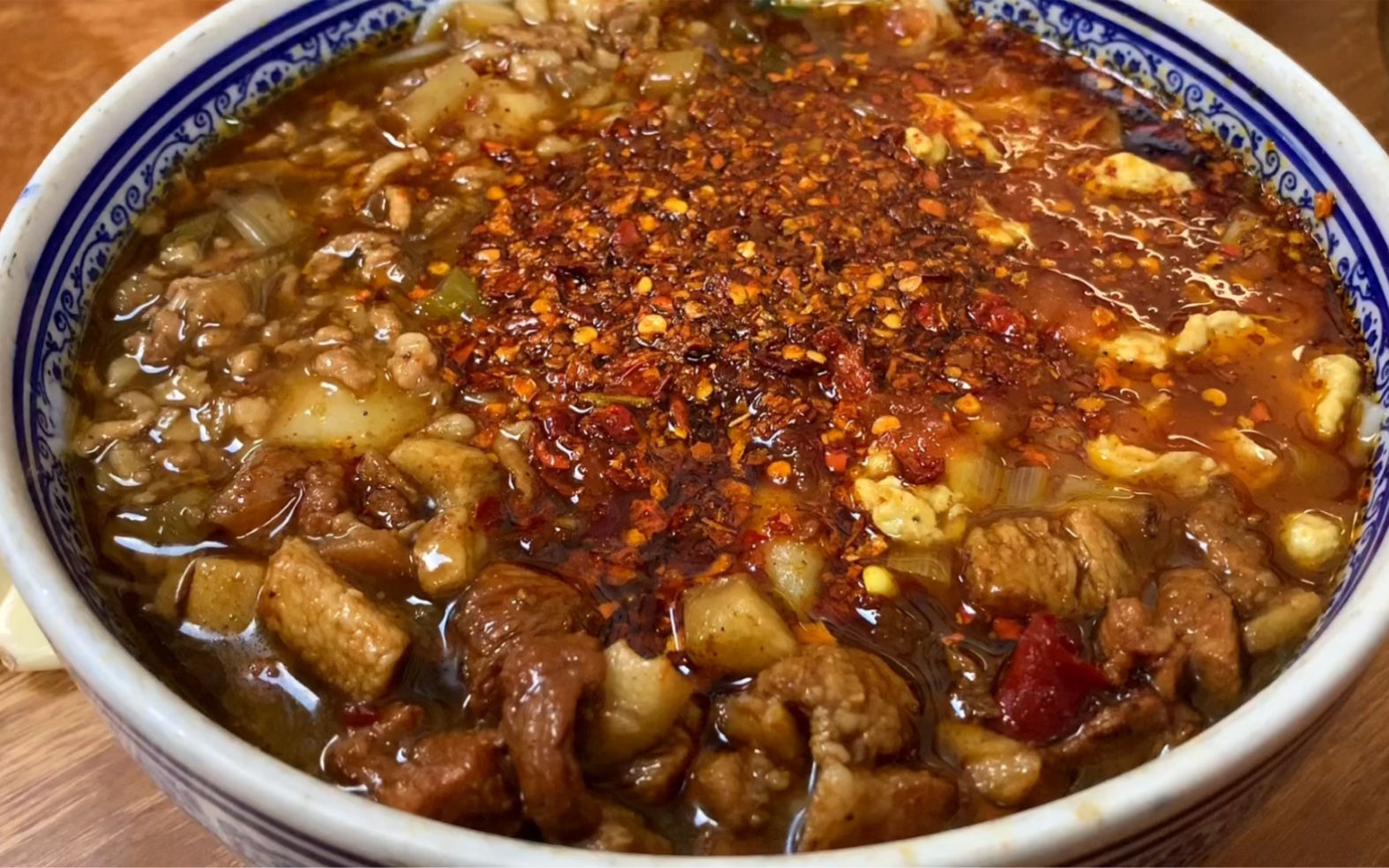 [图]咸阳的biangbiang面好吃还顶饱，16元一大碗满满的肉酱肉臊子，加上干油泼辣子，再来几个生大蒜