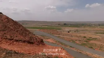 Скачать видео: 房车旅行到达甘肃一片荒芜人烟的地方，拍下了我最爱的丹霞地貌！