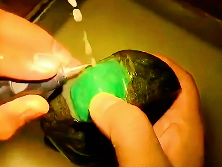 翡翠原石 黑皮料的春天,开窗开出帝王绿,惊呆老师傅.