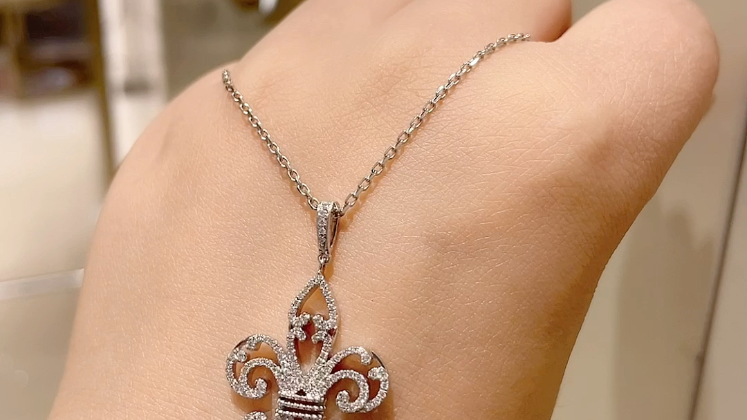 莱绅通灵 鸢尾花系列的项链和戒指,造型优雅柔美,惊艳哦!