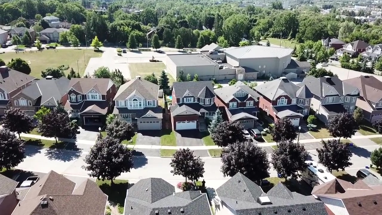 航拍美国小镇的小房子给套别墅都不换