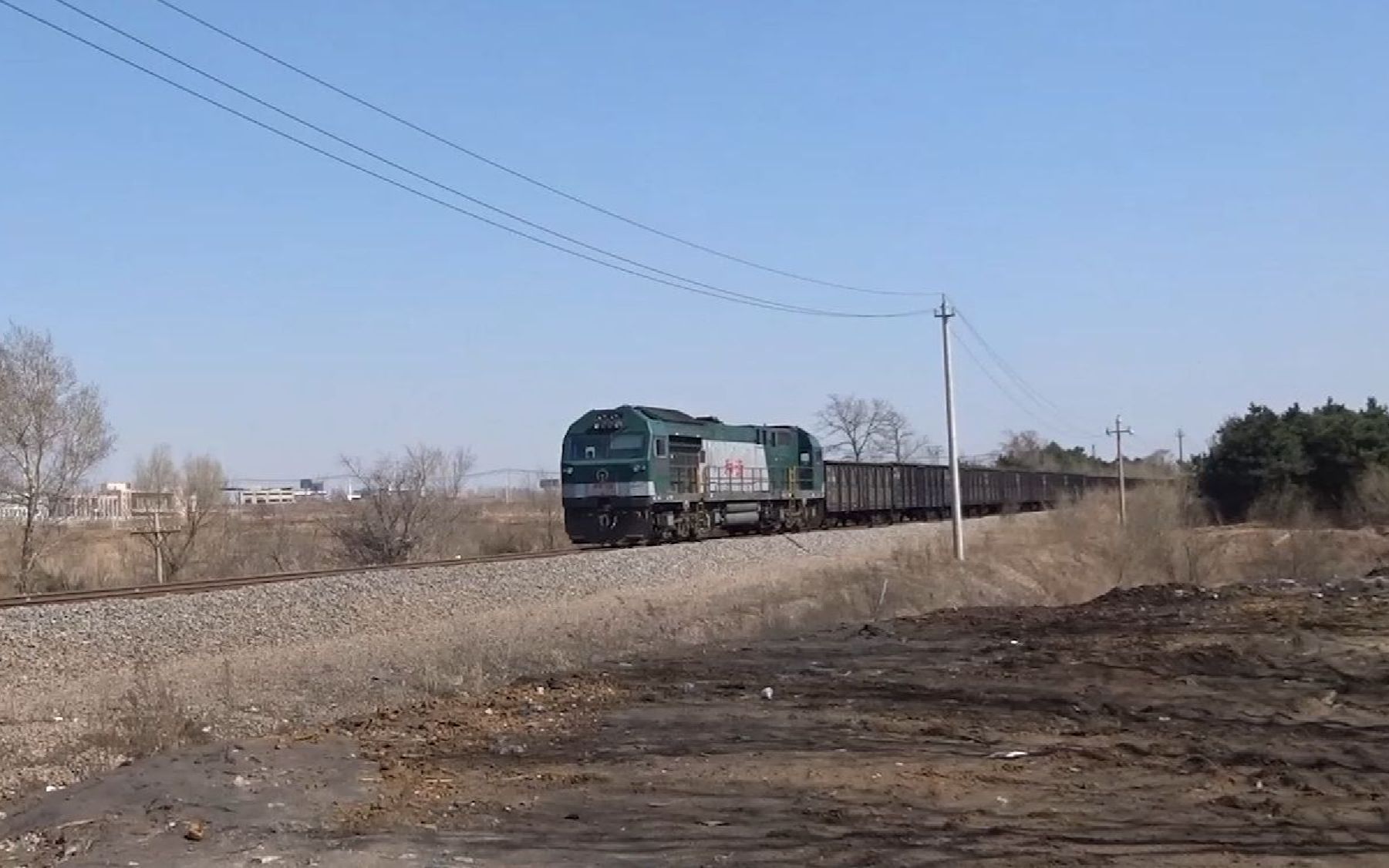 四梅线上的畸形双头hxn5货列,吃了机外停车后开始起步继续前进