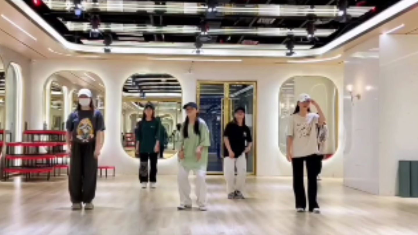 美女姐姐天团夏日国风潮流舞蹈跳舞现场,一起尽情嗨皮摇摆挥洒汗水