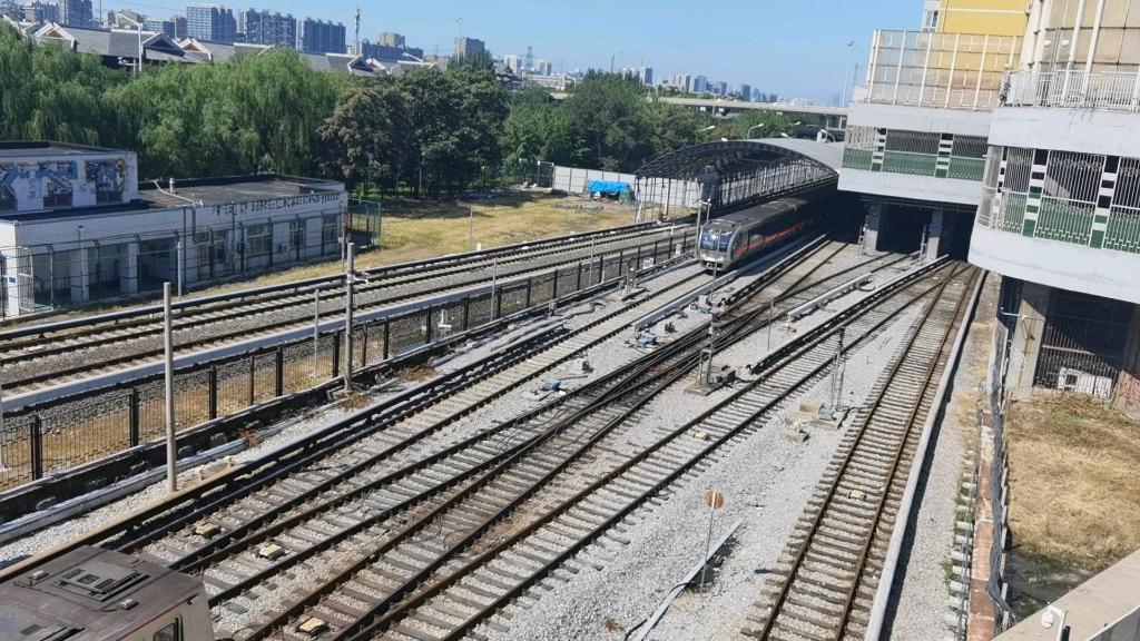 北京地铁一八贯通之前一号线两种车型进出四惠东站