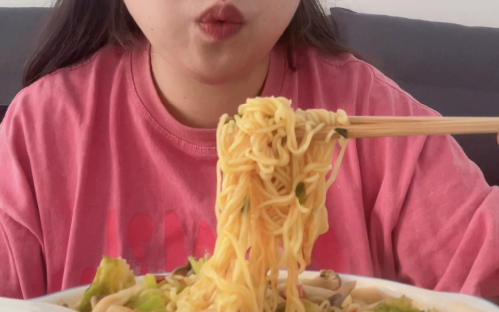 180斤女生的早午餐,两袋泡面,吃到撑