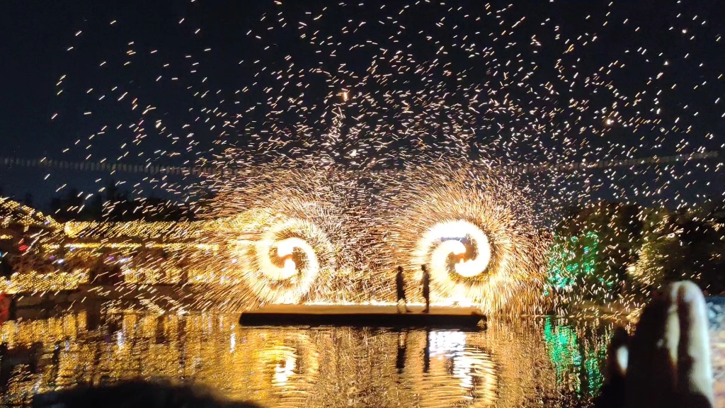 水上烟花打铁花非常美