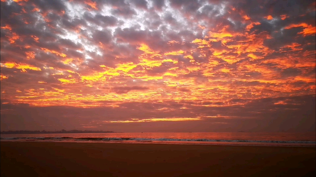 玉沙湾公园朝霞映照天际,绚丽多彩的云彩在天空中绽放,火烧云如诗如画
