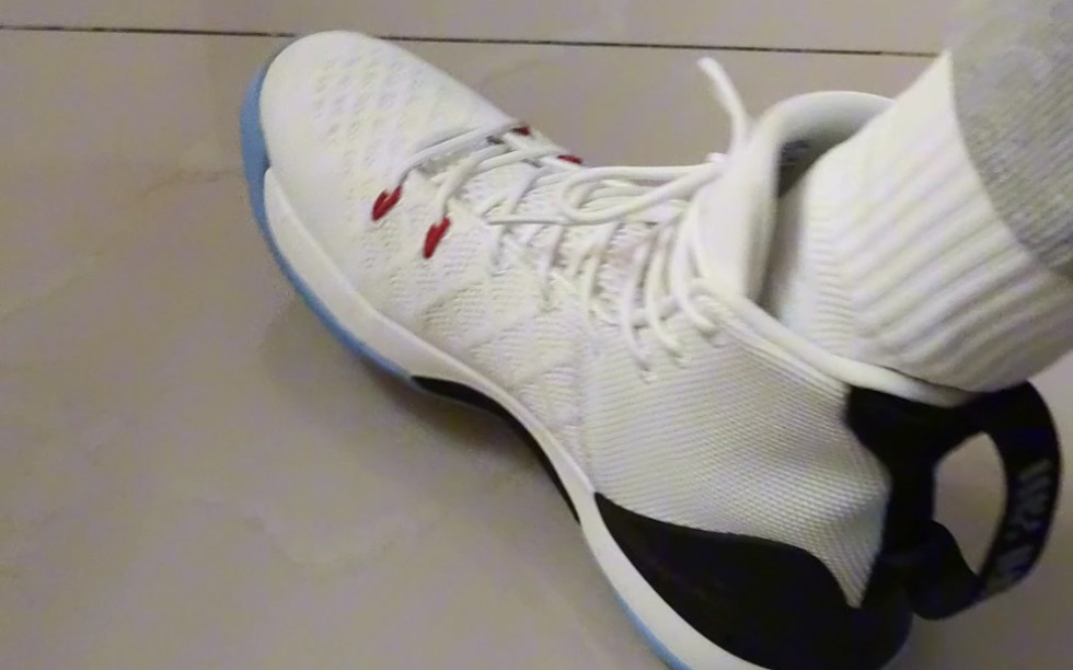 白袜高帮篮球鞋 李宁驭帅13