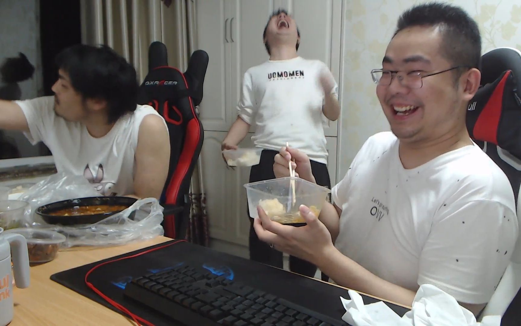 那年,凯哥凑钱开了电脑店,被骗了50块钱,洞主阿松还都来玩,后来就倒闭