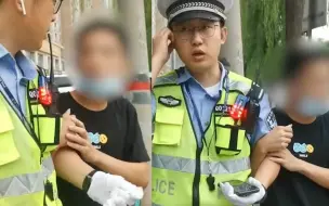 Tải video: 安全感！98年小伙误入传销被控制10余天，当街紧抱交警胳膊求助