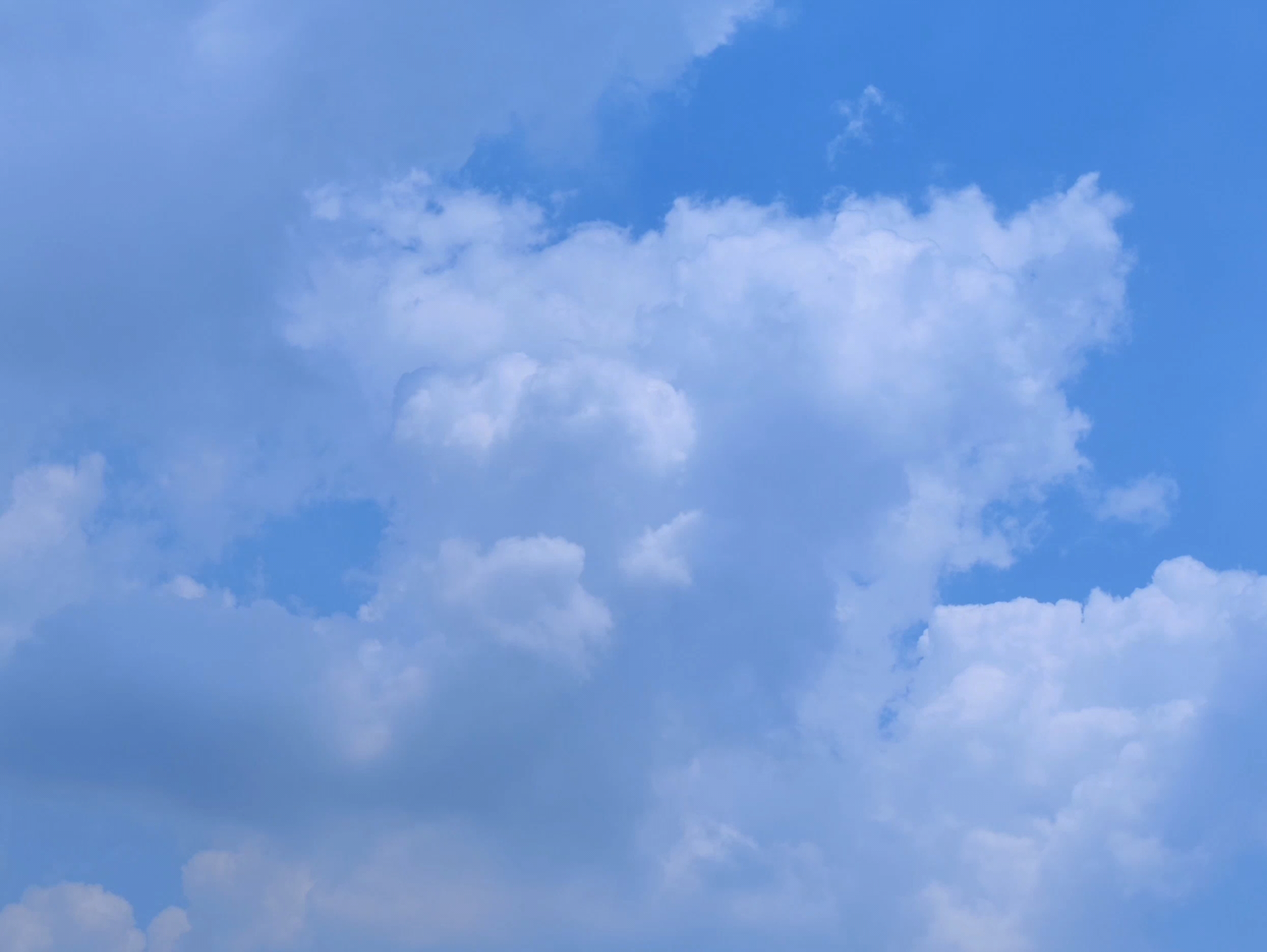 棉花云如梦幻般的天空画布,承载着无尽的想象与美好