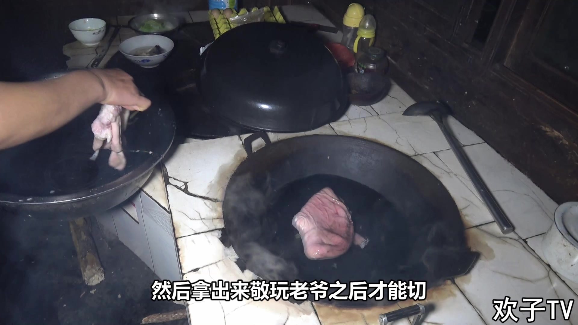 欢子tv:第132集 小时候过年最喜欢用火柴炮炸牛屎泥巴瓶子,你还记得吗