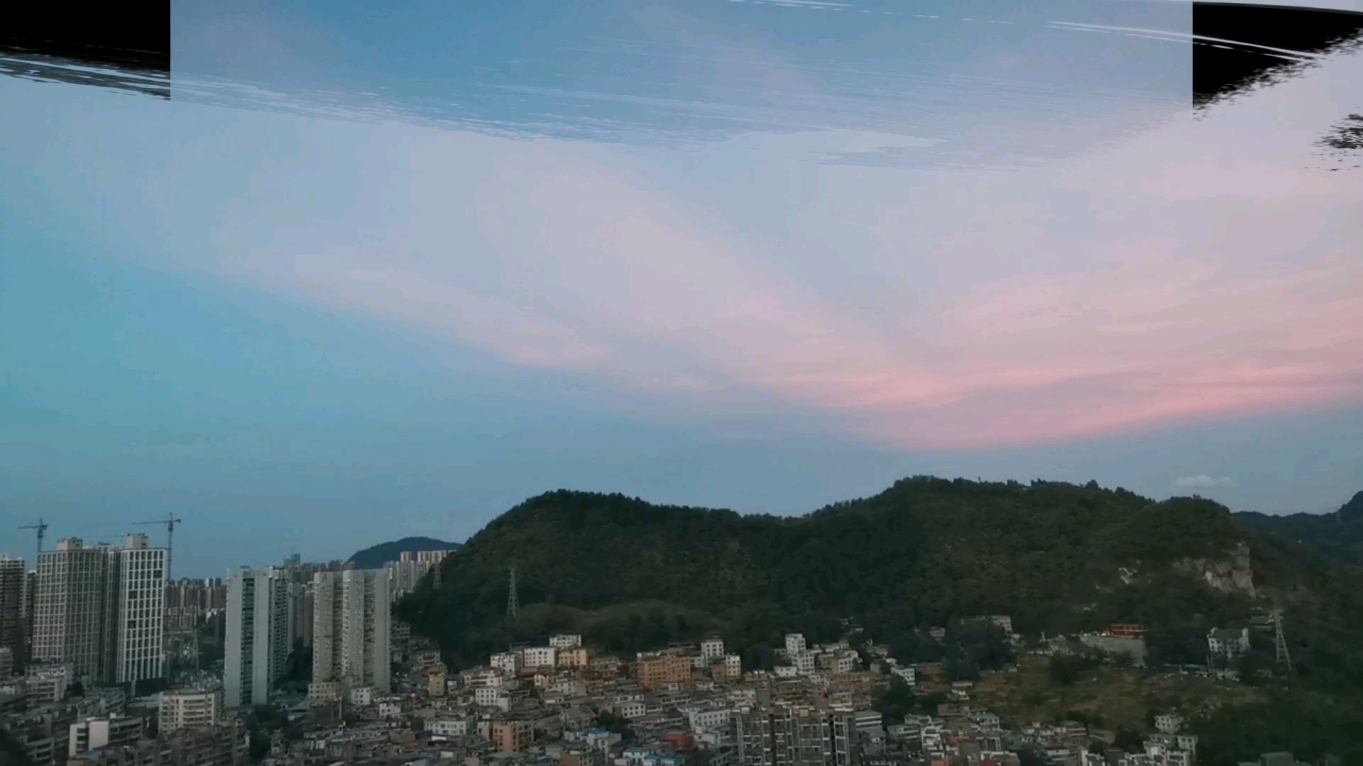 [图]像海一样浅蓝透粉的天空