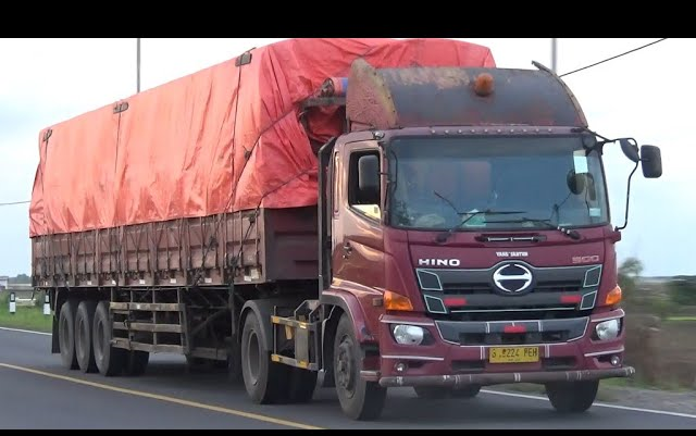 【印度尼西亚】潘图拉公路上的日系卡车,中国卡车,欧洲卡车