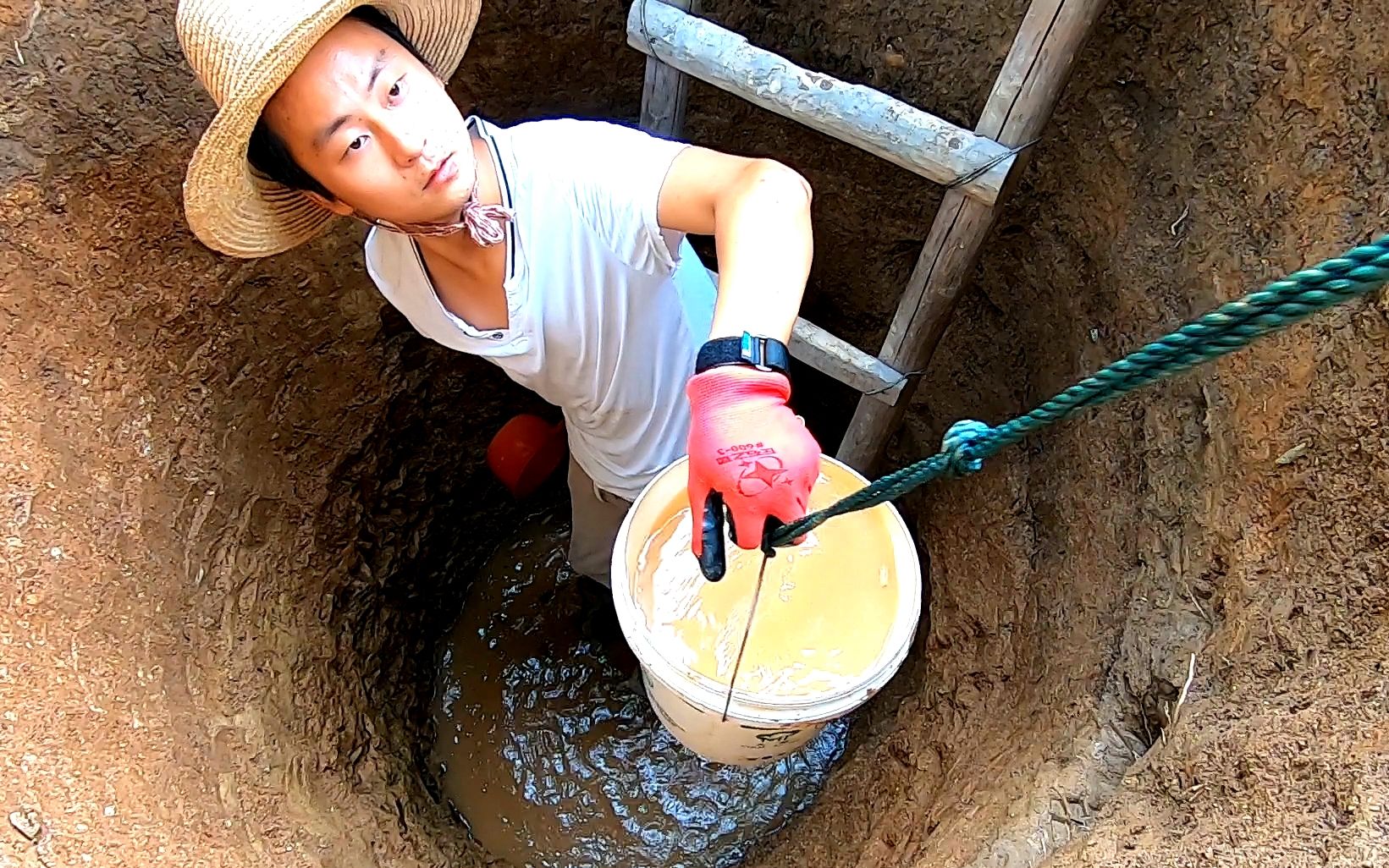 上山第20天:水井实在挖不动了,老爸借来一个机器轻松多了