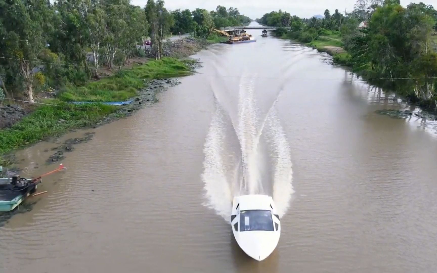 小伙花90天自制豪华快艇,搭载4缸引擎,网友:这也太帅了