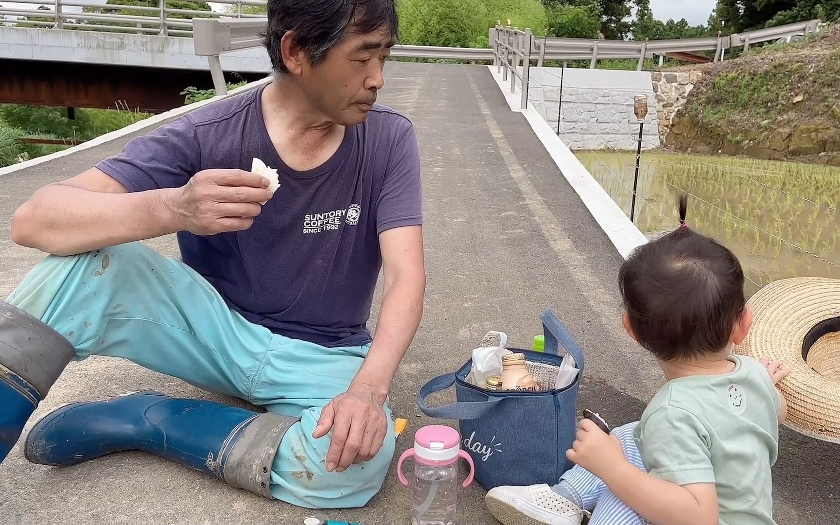 日本老公在农村插水稻,抱着闺女去地里送饭,一家三口的日常生活哔哩哔哩bilibili