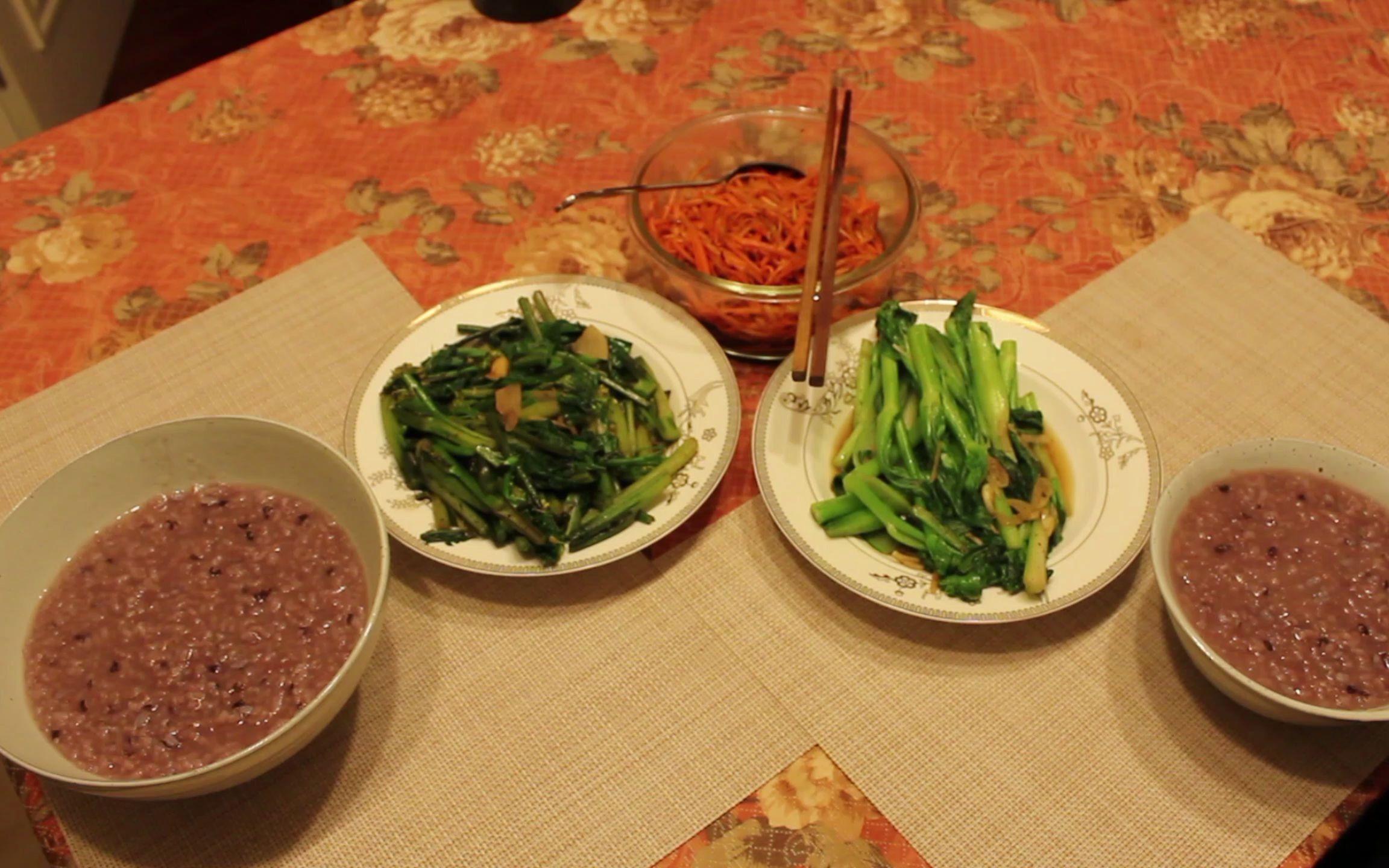 两个炒青菜一个凉拌胡萝卜丝配黑米粥,一顿清淡的晚餐