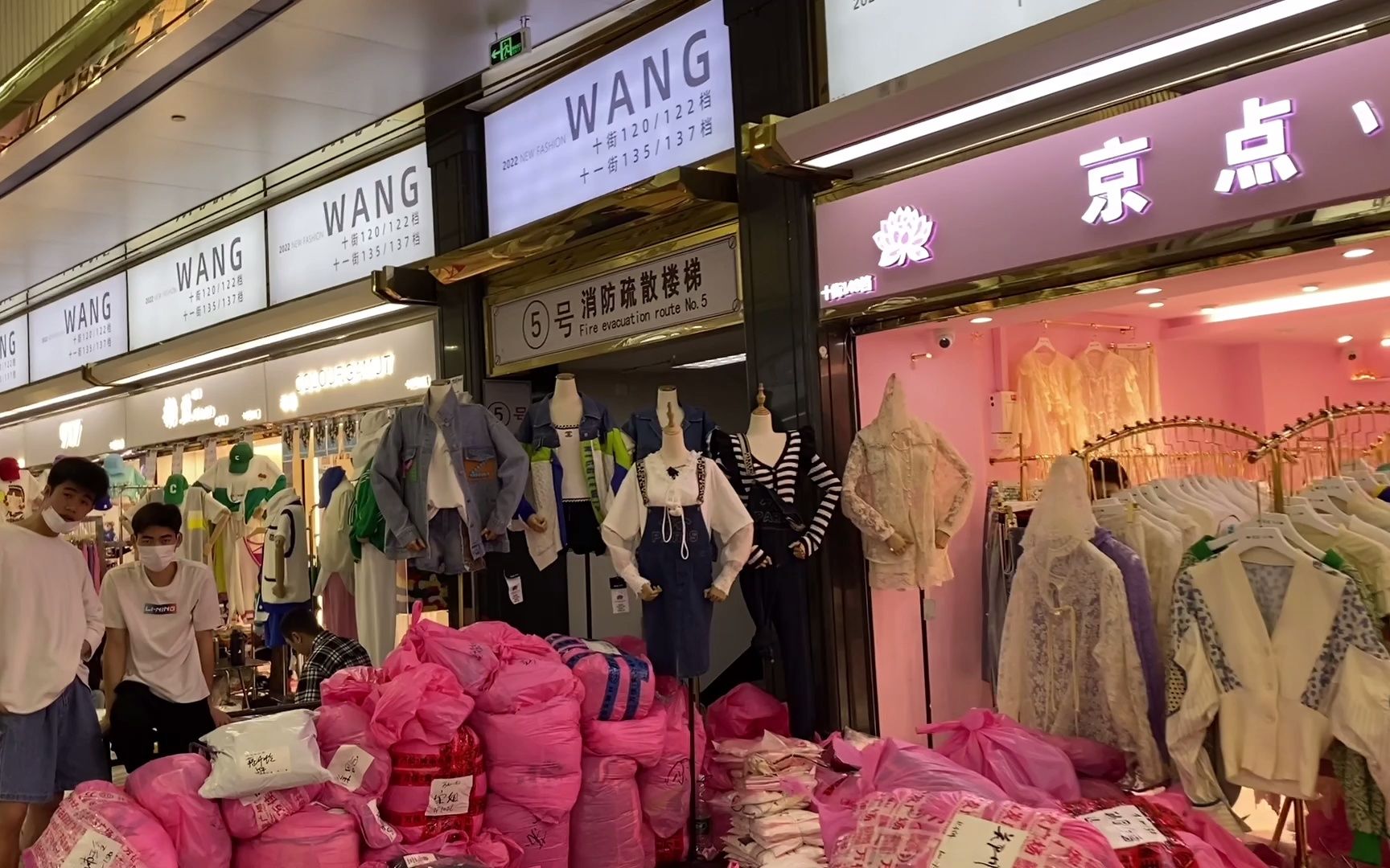 广州服装批发市场,旺季来了人气旺,批发市场档口的包都是假包?