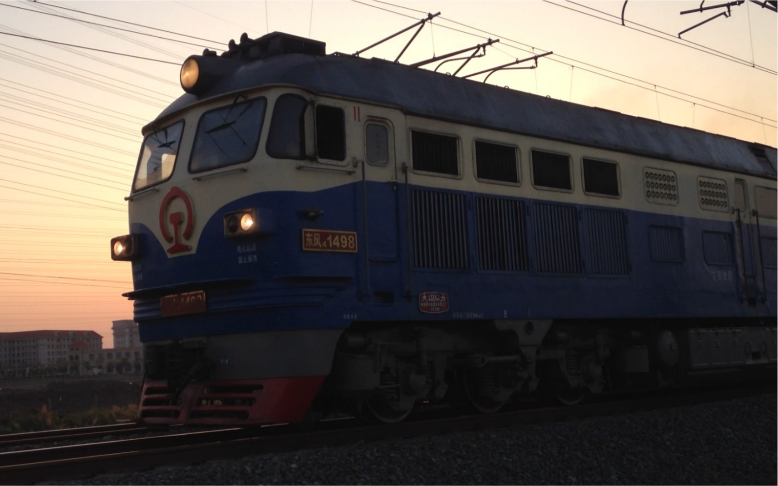 df4b改d-1498,京局津段,牵引天津北环铁路通勤车由山岭子站驶出,下行