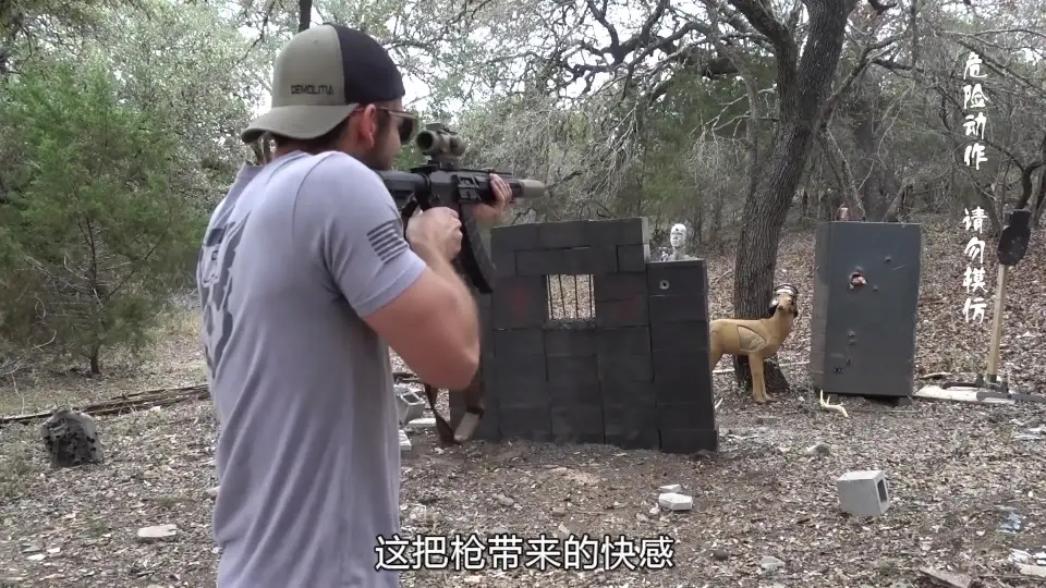 国外小哥的疯狂实验，警察最害怕的武器，手枪穿透力的天花板！_哔哩哔 