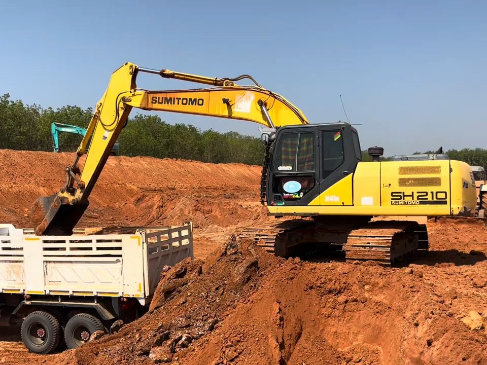 住友sh210-5挖掘机在泰国工作