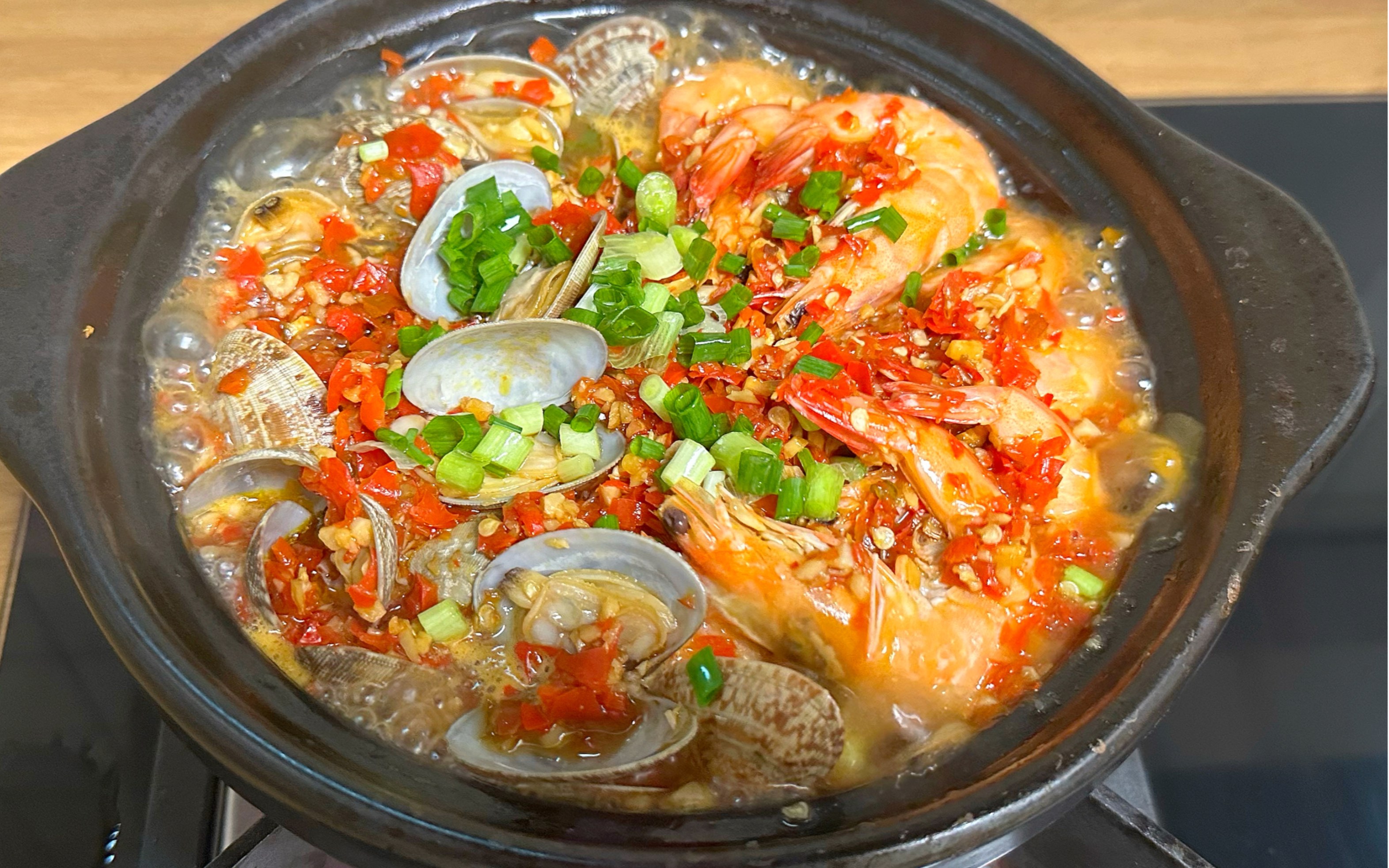 花甲粉丝煲～真的太好吃啦～简单又美味～吃不了辣的可别用小米辣