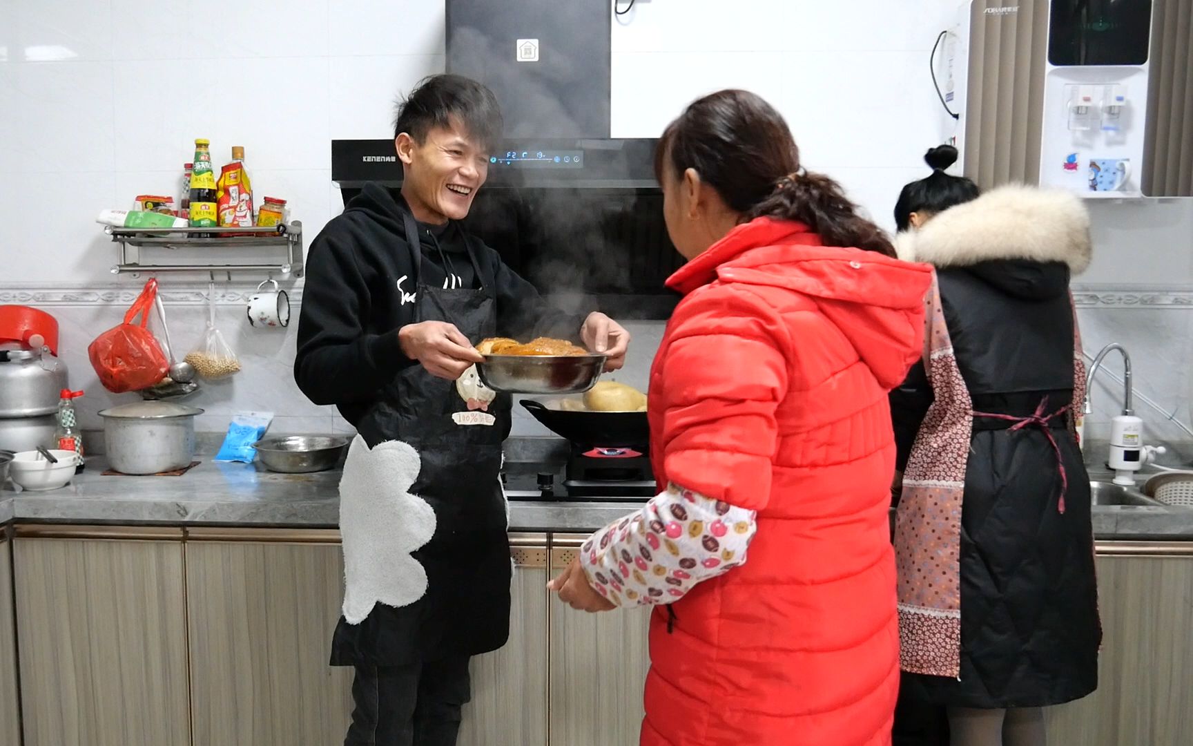 除夕之夜钟声响,鞭炮齐鸣过新年,小明一家的年夜饭,浓浓的年味哔哩哔哩bilibili