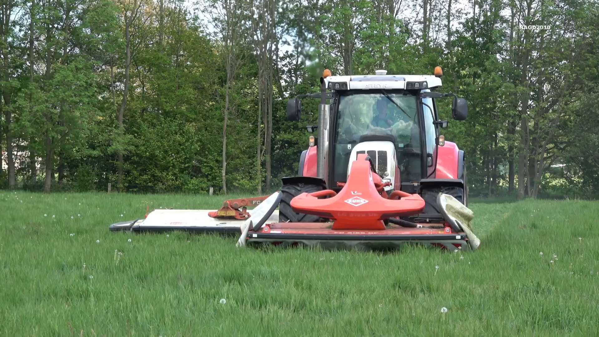 使用 steyr 6125 profi 和 2 台库恩割草机割草 (2024)