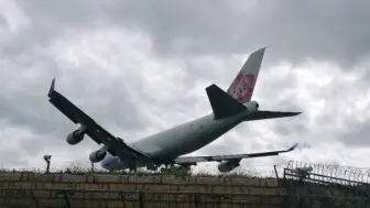 Скачать видео: 中华航空波音747货机降落高崎国际机场