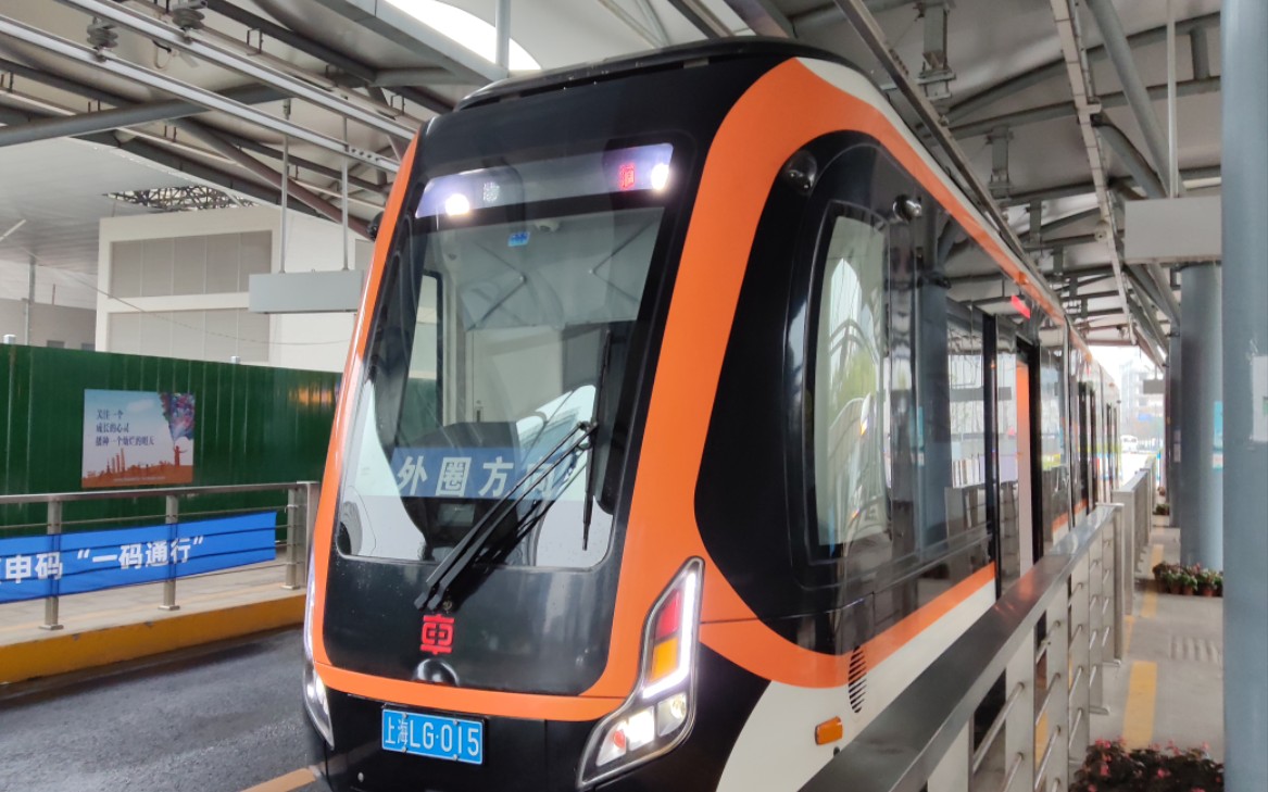 三节编组的公交车