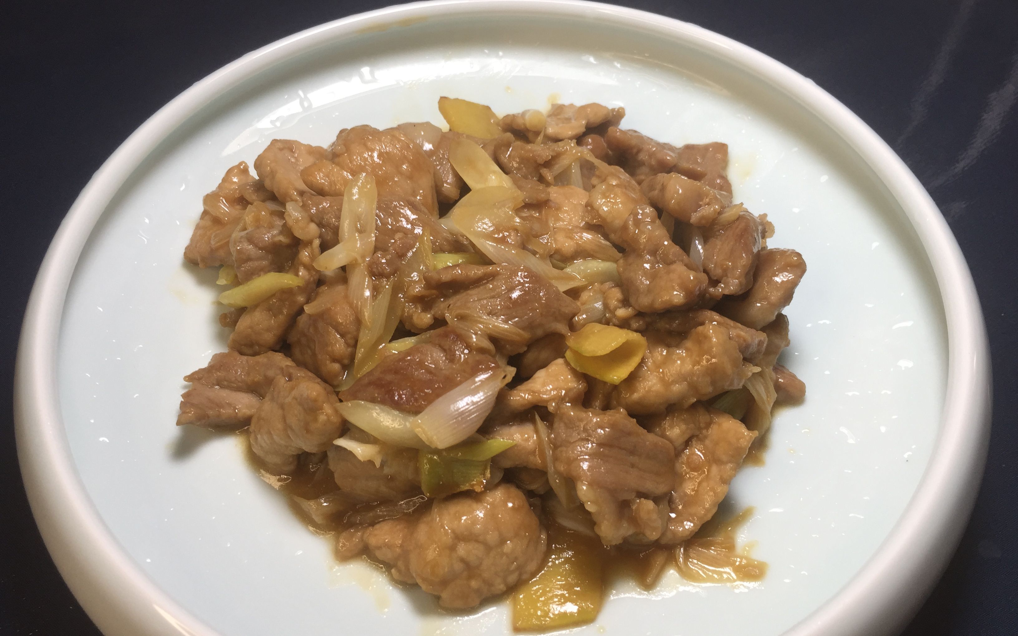 家常菜葱爆肉,肉质滑润多汁,葱香四溢,好吃下饭