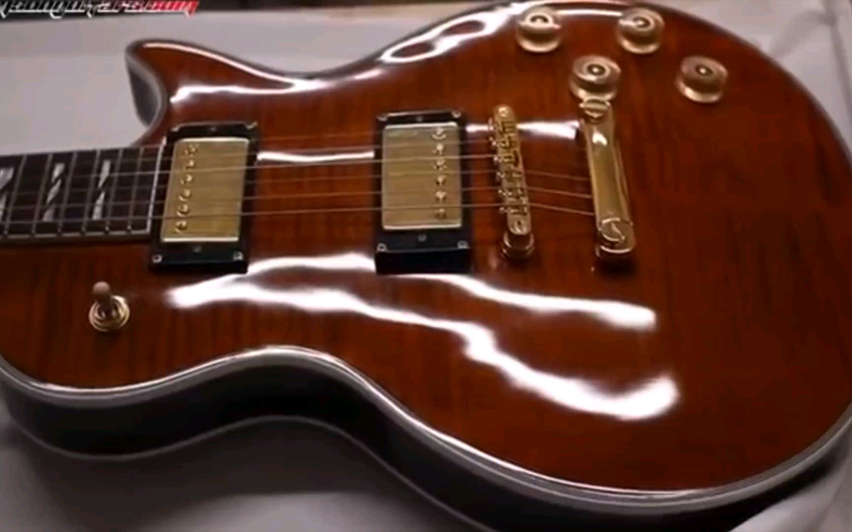 油管近200w播放量的拆解中国假gibson电吉他的视频!