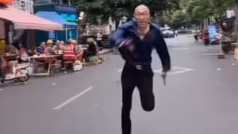 爆笑！卤蛋直播把手机放别人车上跳小野猫，结果车开走，狂追三里地！