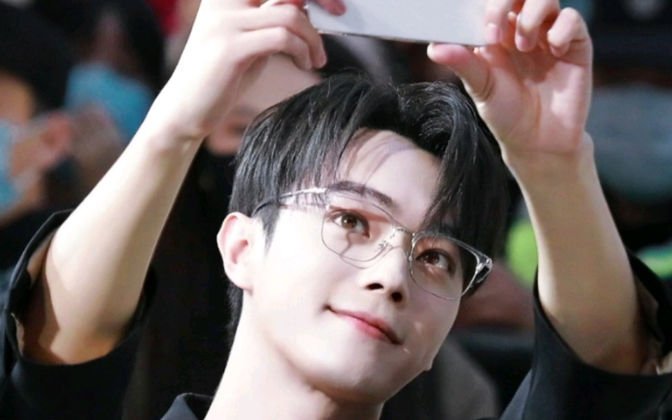 许凯2023年元旦空降粉丝群,我们家靓仔哥哥就是对粉丝满满的爱,时不时