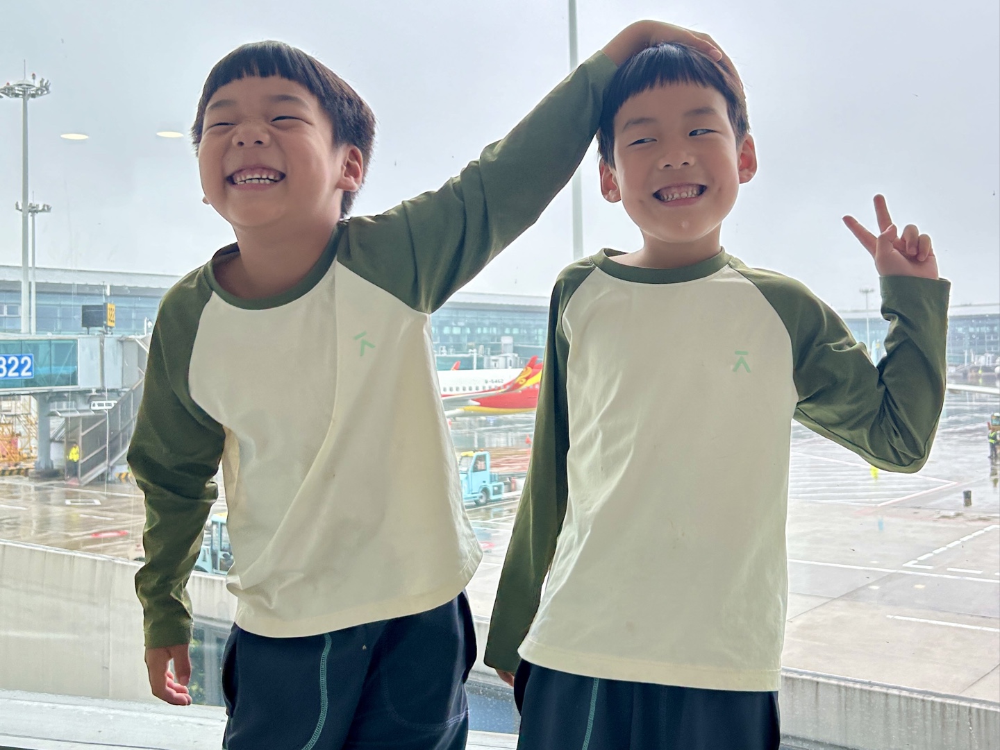 双胎男孩～幼儿园大班第29集～小左小右第一次坐飞机啦,超级兴奋,上