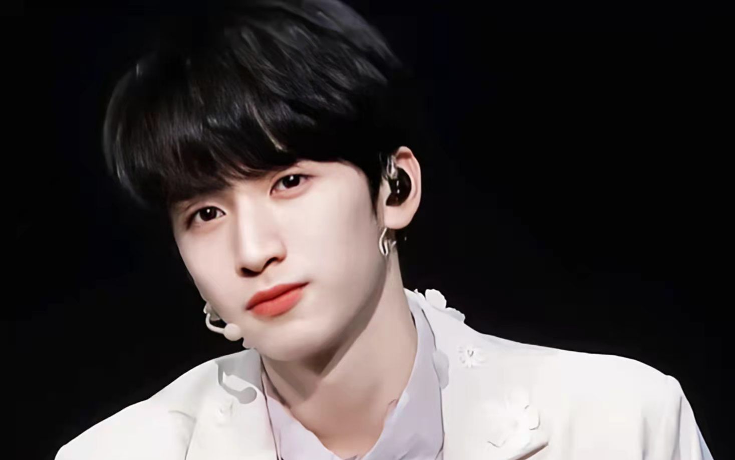 严浩翔白色西装杀