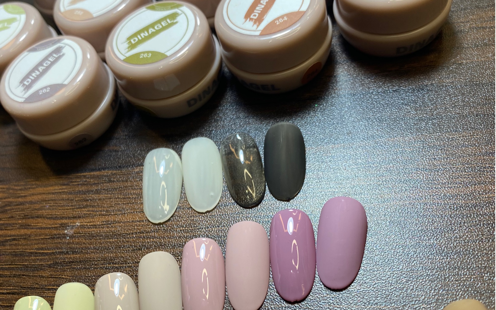 精准配色的dinagel 甲油胶试色,刷感一绝._哔哩哔哩_bilibili