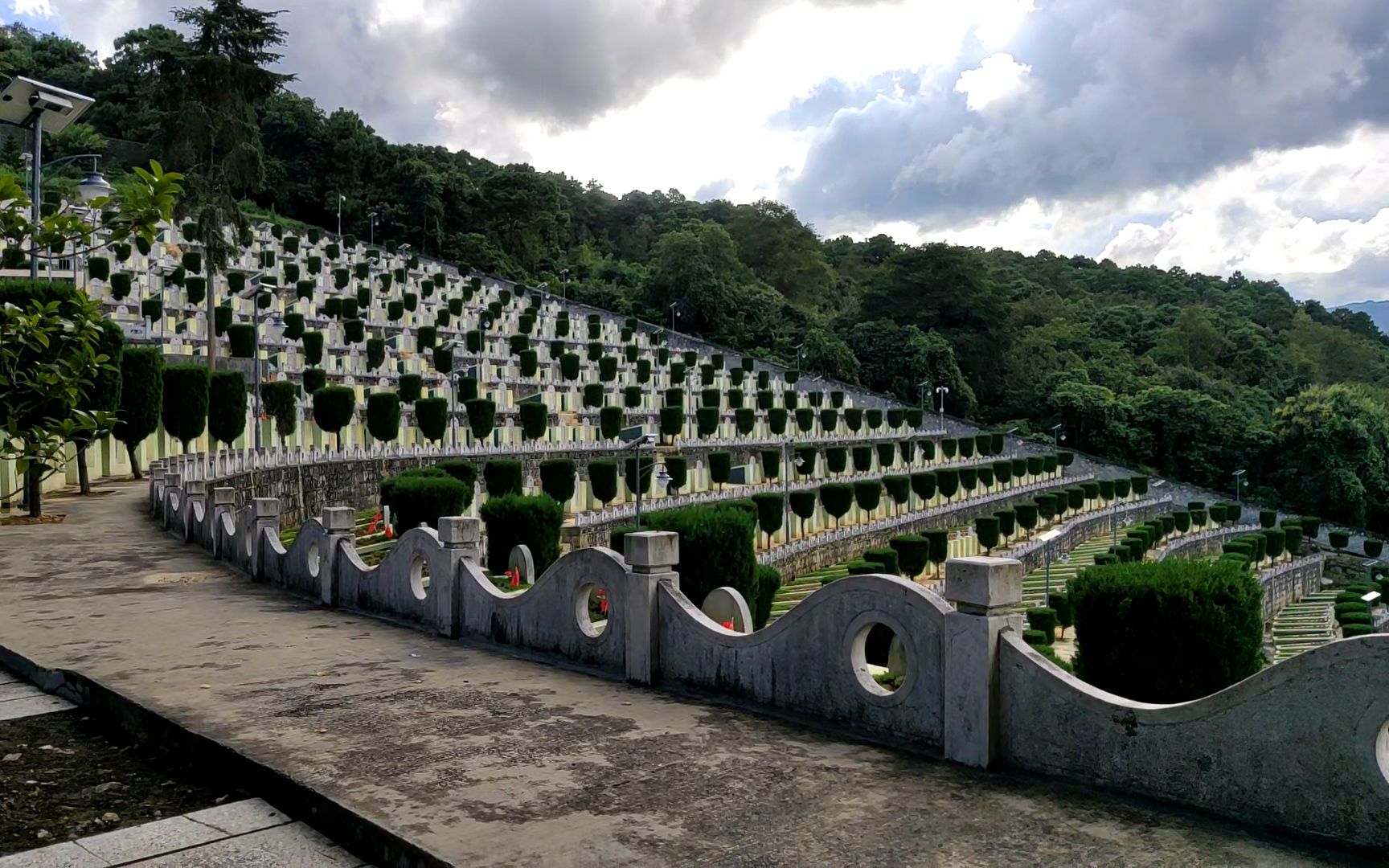 云南麻栗坡烈士陵园,安放着937位先烈忠骨,向人民英雄致敬