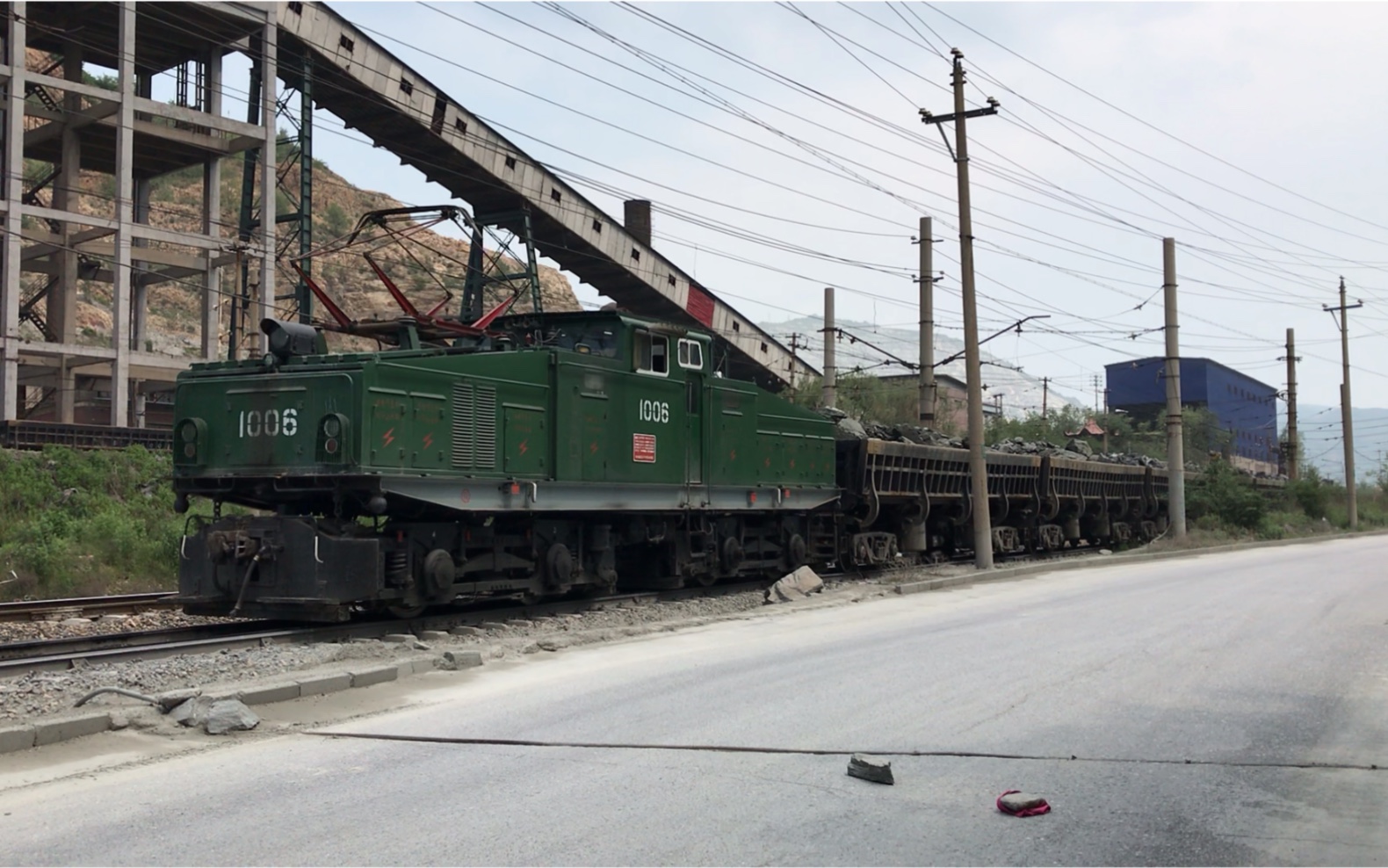 本钢南芬露天铁矿韶峰zg1001500型1006号矿用直流电力机车牵引kf80型