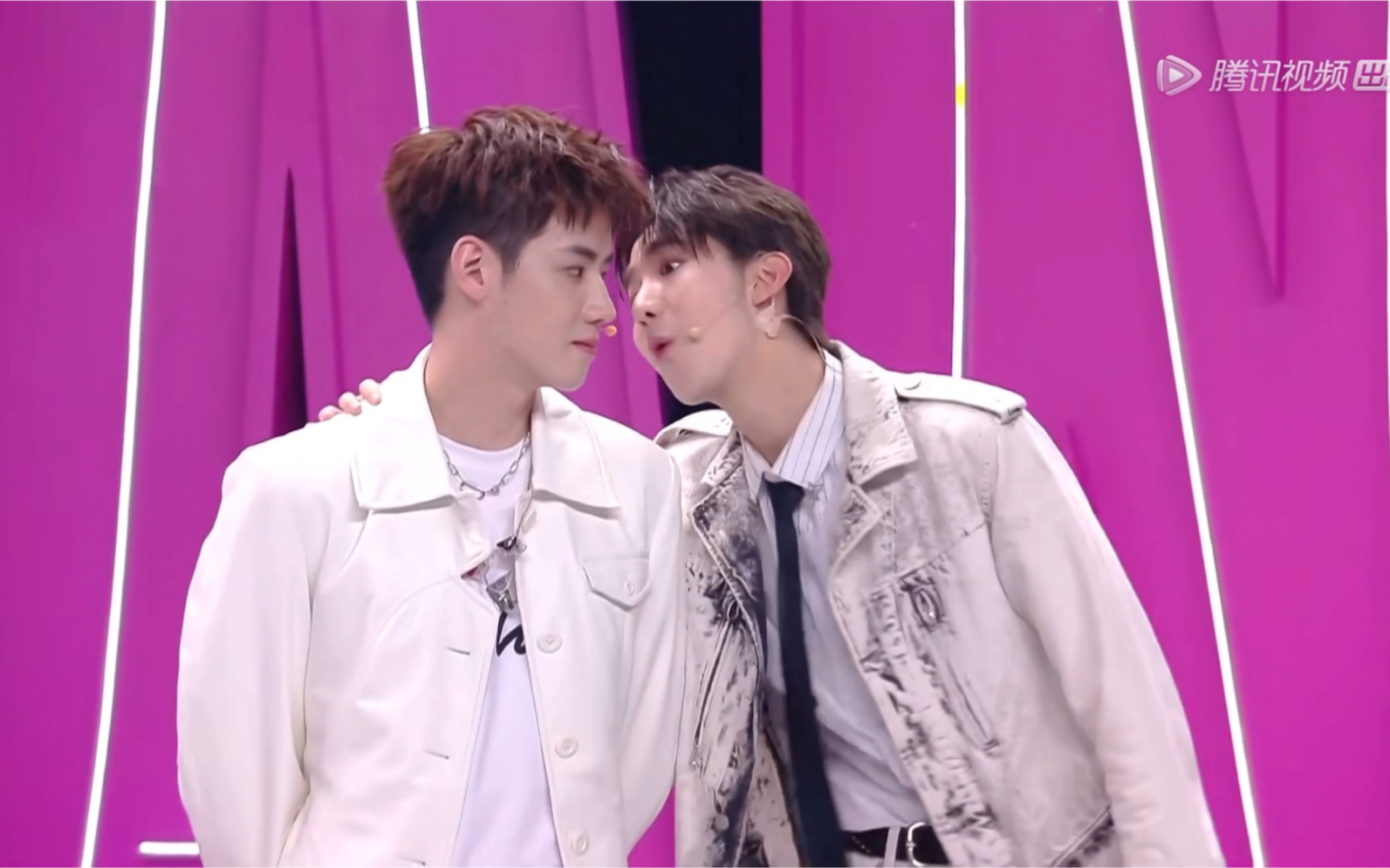 r1se为逗笑队友 赵让任豪贴脸杀