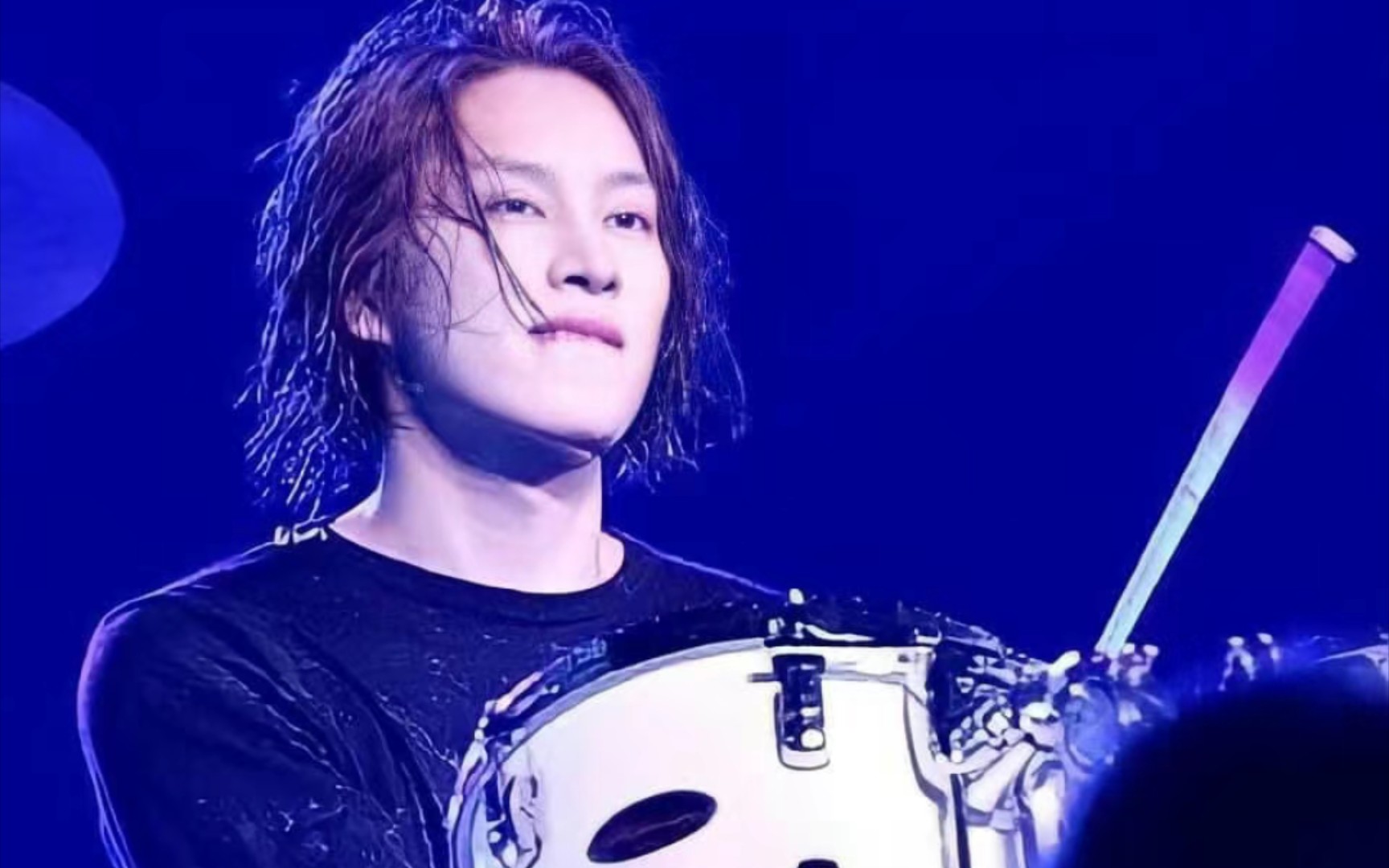 舞台上的金希澈闪闪发光希大的架子鼓是真的帅