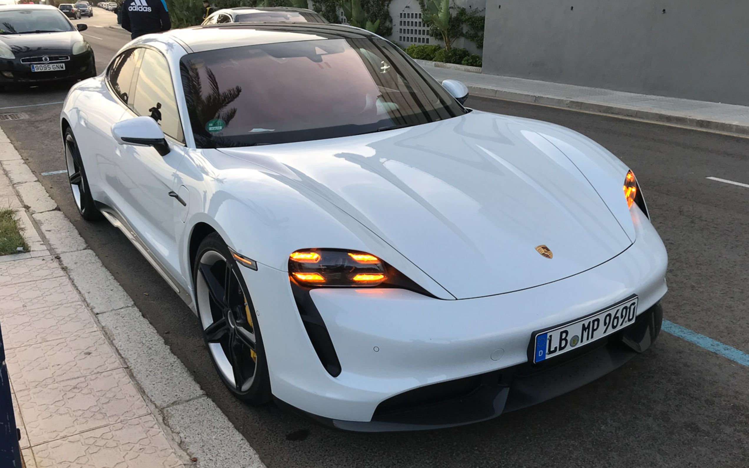 porsche taycan turbo s赛道车载:magny-cours俱乐部赛道1分21.